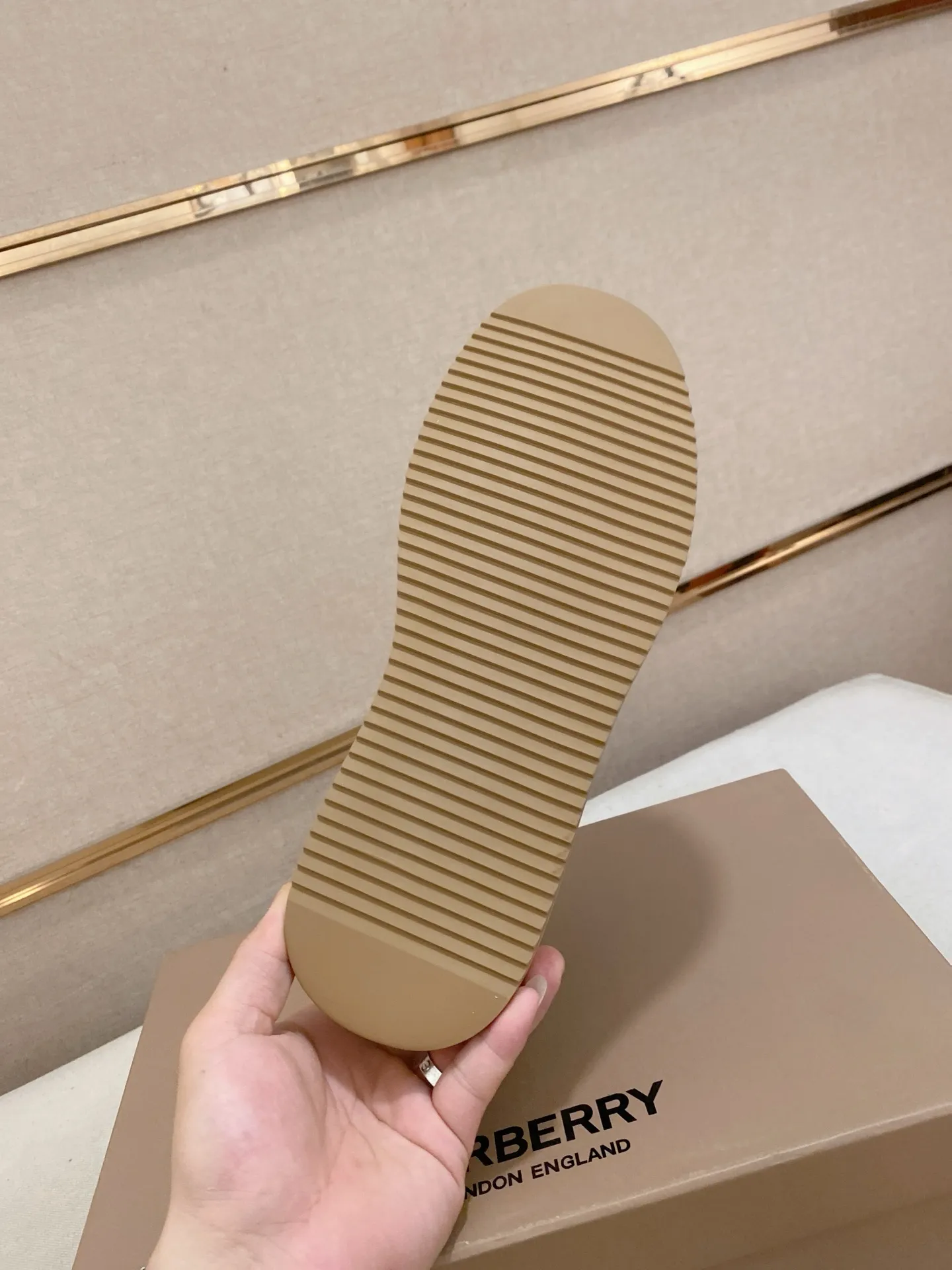 Men's shoes💰: 400💰🇮🇹🇮🇹The counters are synchronized with BURBERRY's top purchasing agents🔍🔍Synchronized sales. Positive code number: 38-44. Italian imported cowhide with official website fabric. Fully imported sheepskin lining, sole: original sole provided by the original factory, exclusive movable molded sole, super comfortable, original factory follow-up goods, 🔍🔍high quality, you can enter and leave the counter at will, welcome to compare (can be customized 45)